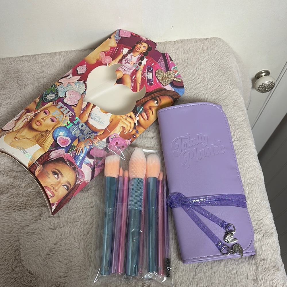 NWT Iggy X BH cosmetics brush set